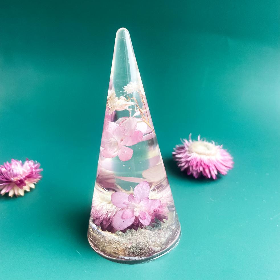 Hydrangea and paper daisy ring cone