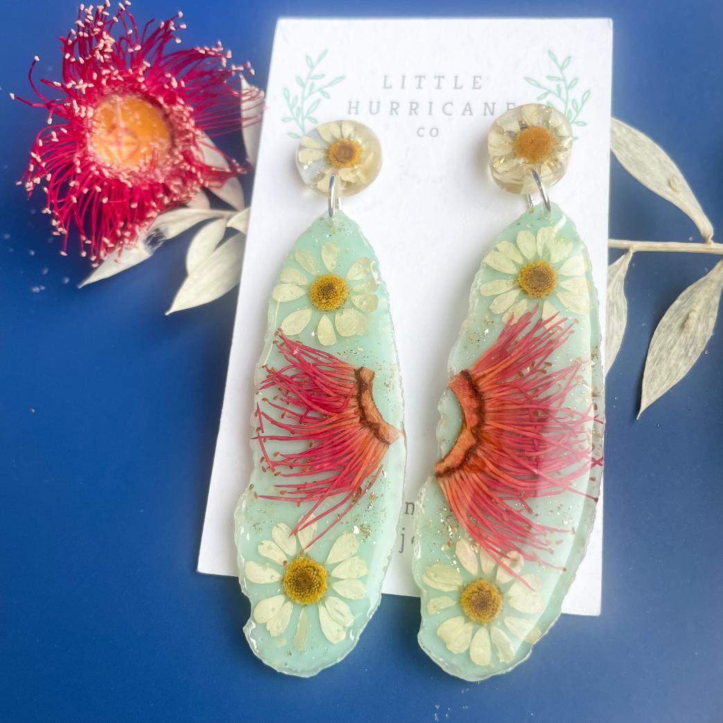 Red Gum & Daisy Geode on blue