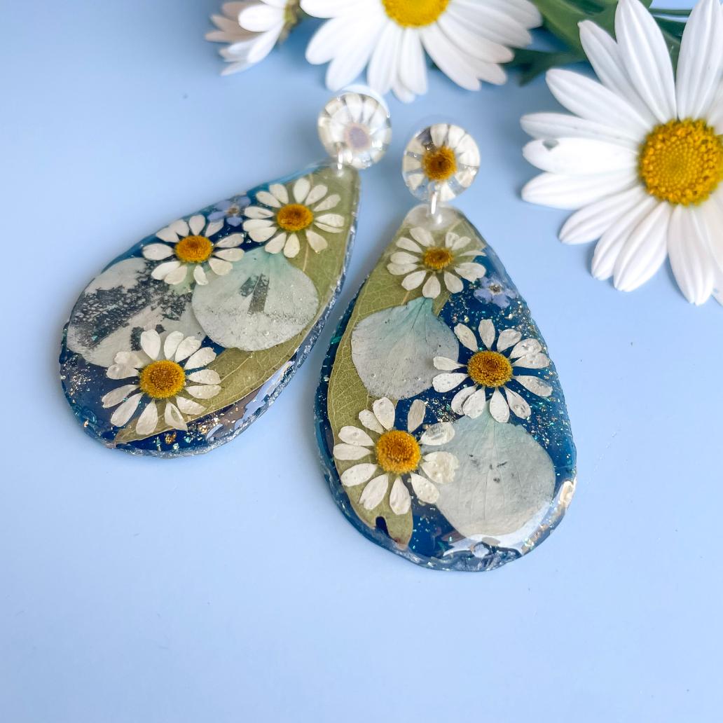 Daisy & Hydrangea on Dark blue