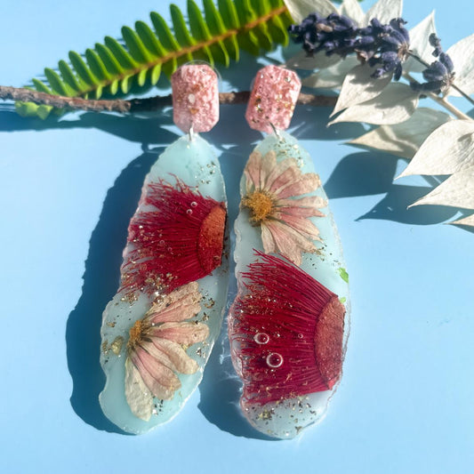 Red Gum & Daisy Geode on blue