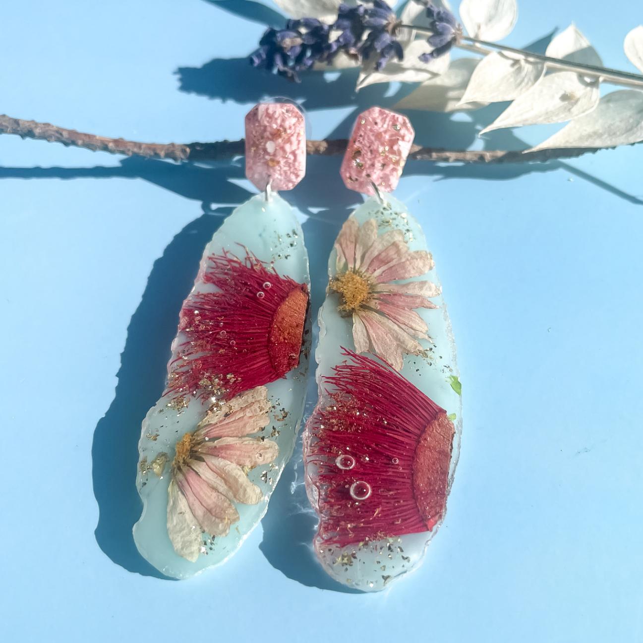 Red Gum & Daisy Geode on blue