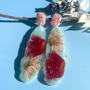 Red Gum & Daisy Geode on blue
