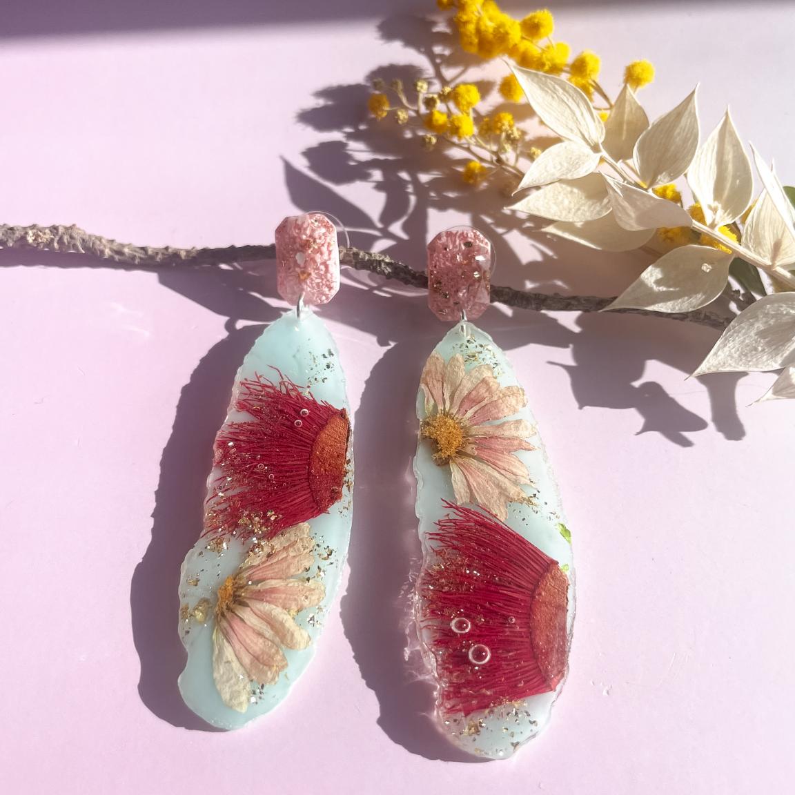 Red Gum & Daisy Geode on blue