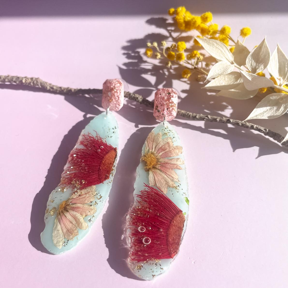 Red Gum & Daisy Geode on blue