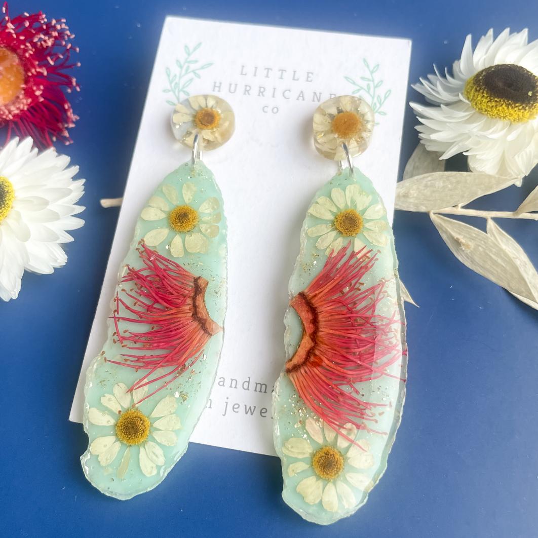 Red Gum & Daisy Geode on blue