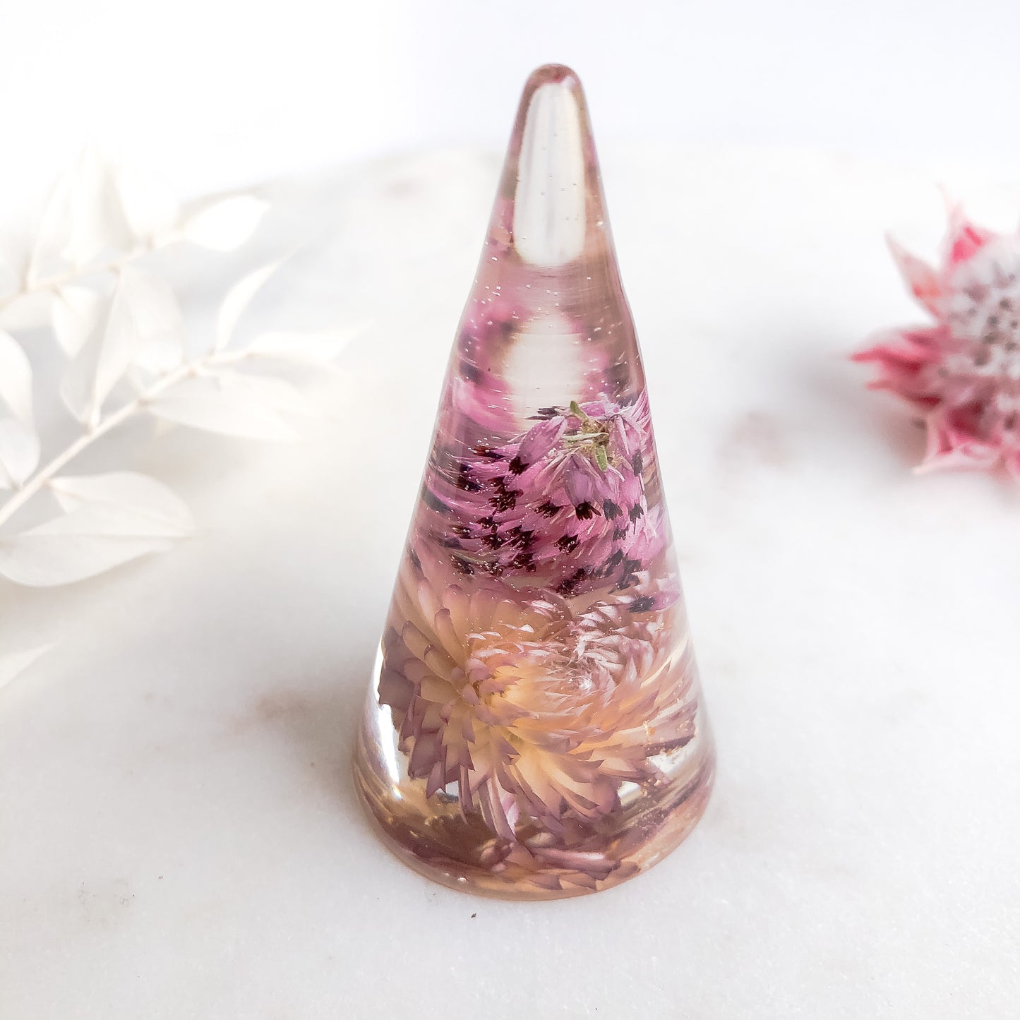 Everlasting Daisy & Heather Ring Cone